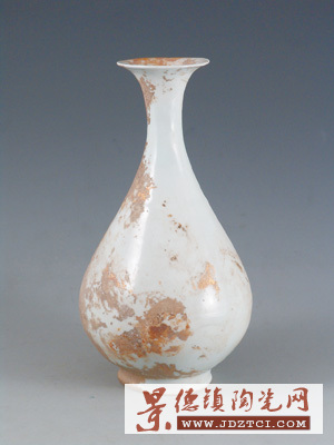 卵白釉戧金行龍紋玉壺春瓶